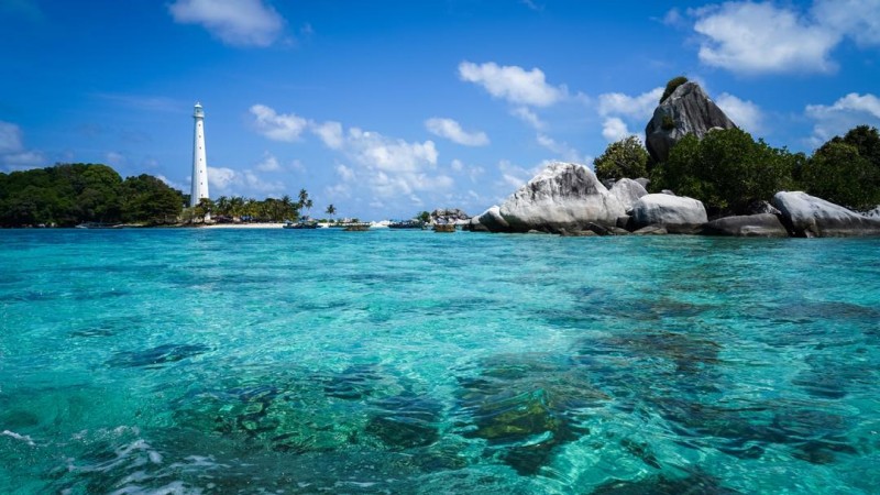 Menikmati Samudera dari Mercusuar Tua Pulau Lengkuas